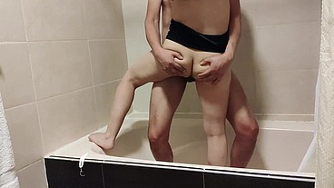 Torpes en la bañera, pero qué rica metida de verga me dio