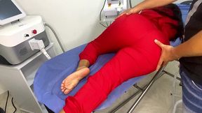 le pago 100 dolares a enfermera para masajear su gran culo, termina haciendo squirt