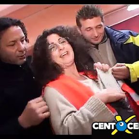 Gangbang con maial di Firenze che sborra sul cazzo