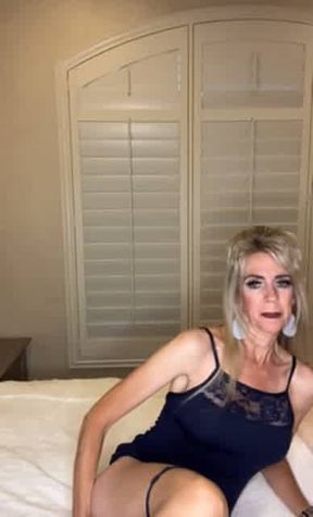 Skinny hot granny masturbating