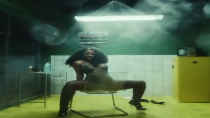 THICK EBONY SINGER 4