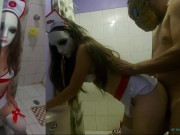 Inocente hijastra  en el baño y su padrastro entra para follarla en pleno halloween