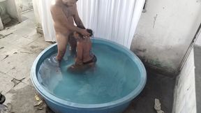 fomos pegos fudendo na piscina mesmo assim pedi pra gozar na minha boca.