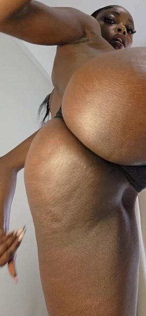 Amateur ebony babe shows off her curvy plus size body while filming a