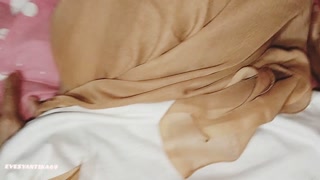 Ngentot cewek cantik jilbab muslimah tanpa kondom. Dia tak mau lepas hijab saat ngentot-Evesyantika