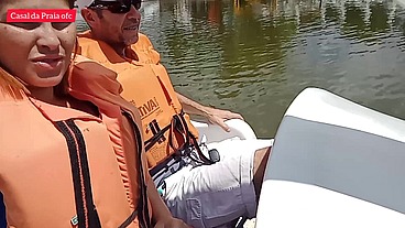 Batendo siririca e chupando um pau no pedalinho