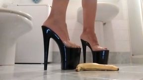 CRUSH DI UNA BANANA CON TACCHI ALTI E PIEDI NUDI - CRUSH OF A BANANA WITH HIGH HEELS AND BARE FEET -