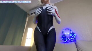 Gwen cosplayer de grandes tetas y culo grande recibiendo una follada anal