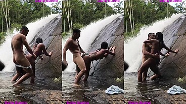 Sexo gostoso na beira da cachoeira Dana Bueno foi a cachoeira com o Lutador de MMA Allan Guerra Gomes