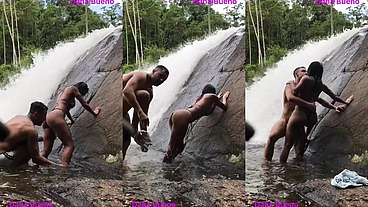 Sexo gostoso na beira da cachoeira Dana Bueno foi a cachoeira com o Lutador de MMA Allan Guerra Gomes