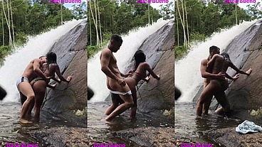 Sexo gostoso na beira da cachoeira Dana Bueno foi a cachoeira com o Lutador de MMA Allan Guerra Gomes