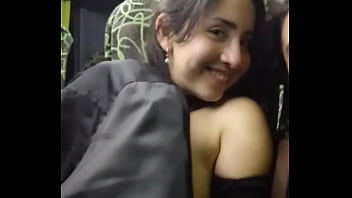 Flor mostrando sus tetas en el colectivo / bus p&uacute_blico junto a su novio!