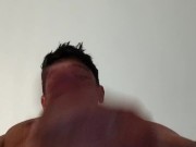 Buena paja con crema y acabo en el baño meando mis pies