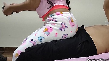 Le Enseño a Mi Hijastra Linda a Jugar Sentada en mis Piernas