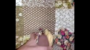 Relando o pau na almofada