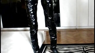 โสเภณีเอเชียผมบลอนด์ในชุดลาเท็กซ์ถูก Rocco Siffredi ข่มขืนทางทวารหนัก