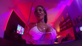 o show particular da morena se exibindo de pe para os amantes.