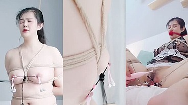 享受快乐的惩罚-- BDSM/粗糙麻绳/捆绑假阳具深喉/扣乳器/铃铛乳夹/分穴器/阴唇夹/Ｍ字紧缚/女性射液/舔自己高潮液