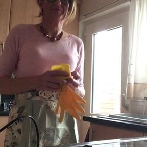 Rose 1950&#039;s housewife washes the dishes