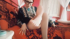 Crossed Legs Fetish with Sexy Arabian Girl