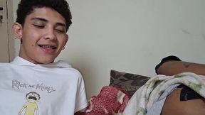 peguei minha meia irma no quarto depois da faculdade e a safada deixou