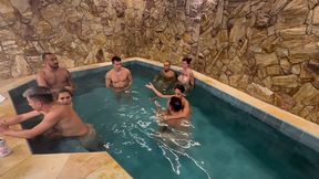 orgia com os amigos na piscina do motel