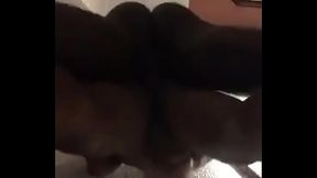 Gozando na pika do amigo