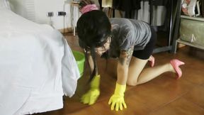 Sendy e le pulizie della camera / Sendy and cleaning of the room