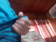 Solo en casa, así que acaricio mi larga polla