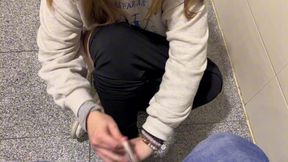 camarera hace mamada a su novio y le da culo