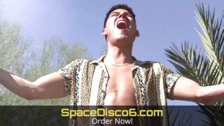 纹身小鲜肉杰登·马科斯先是口交未割包皮的阴茎，然后被猛操屁股并被射精。