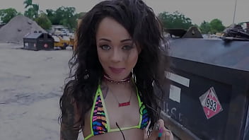 Tantalizing mature slut Holly Hendrix goes crazy outdoor