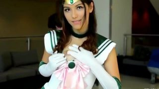Sailor Jupiter Cosplayer는 자신을 만지면서 어디에서나 분출합니다.