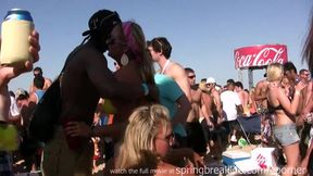 Beach babe gets her ass and tits explored