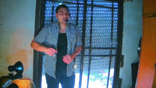 A dögös spanyol srác érzékien simogatja hatalmas farkát, amíg az be nem spriccel