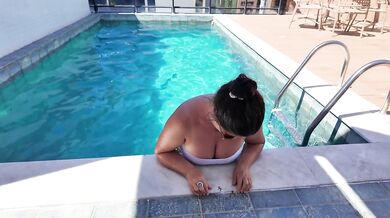 StepMom’s big natural tits seduced her stepson in the public pool
