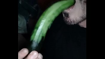 TRAGO UN PEPINO GARGANTA PROFUNDA