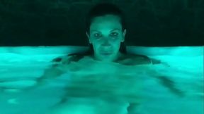 Viens me rejoindre dans mon jacuzzi g&eacute_ant, et viens prendre ton pied. Je t'_y ...