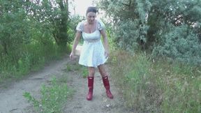 I injure my leg while walking in Hunter boots.