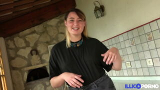 Ein Typ rammt seinen Schwanz tief in den engen Arsch einer kurvigen Schlampe.