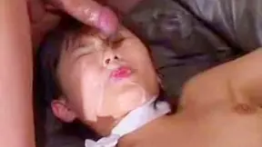 Chica Asiática Recibe Golpes Fuertes y Gime Con Cada Empuje