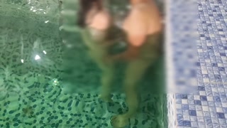 سکس با نفر سوم تو استخر کیر کلفت داخل آب میکنه منو