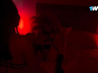 DOS LATINAS SOMETIDAS Y FOLLADAS EN CUARTO ROJO DE SADOMASOQUISMO