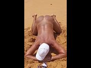 Ladysilva de quatro querendo pau na sua bunda gostosa na praia