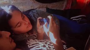 Jugando free fire con mi duo y decido darle una buena mamada en plena partida