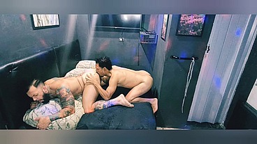 Meus amigos vieram jogar baralho e quem perdesse tinha que dá o rabo - Parte 01