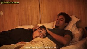 No puedo dejar de tocarme y tuve que poner mi pene en la boca de mi hermanastra (por poco nos descubren)