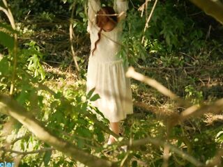 Il la regarde dans la foret et ils font l amour contre un arbre. Voyeur et exhibitionniste
