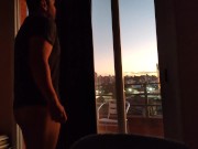 Desnudo mirando el atardecer