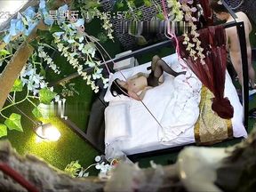 -8酒店偷拍！邻家小姐姐和男友，带一条黑丝袜 穿上去，在丝袜上撕破一个洞洞，俩人打了近2个小时的炮，互舔 震动棒